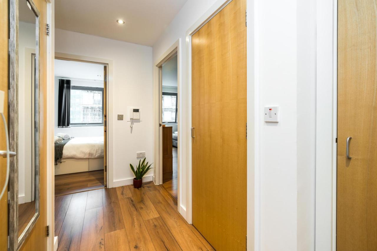Fast Internet One Bedroom Apartment In Greater London, Id Required Exterior photo